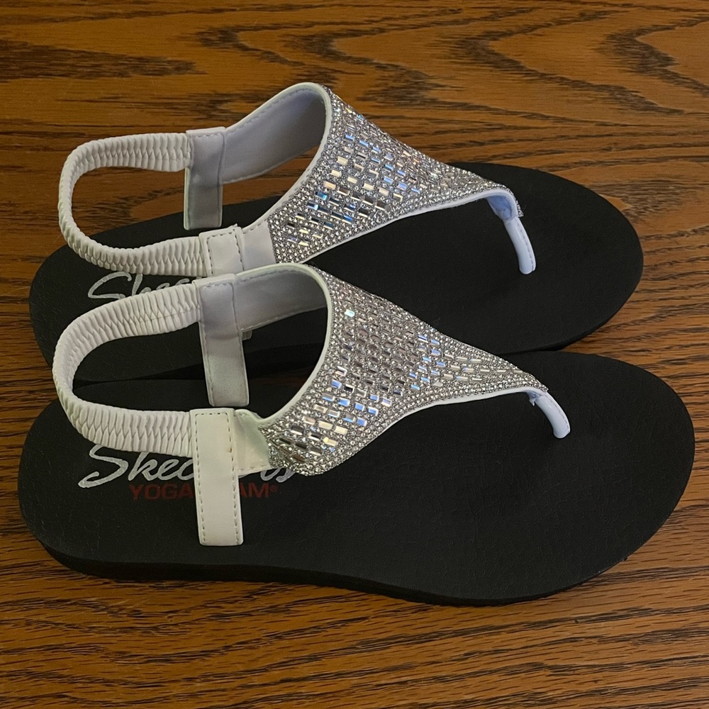 Super comfy Skechers yoga foam sandals